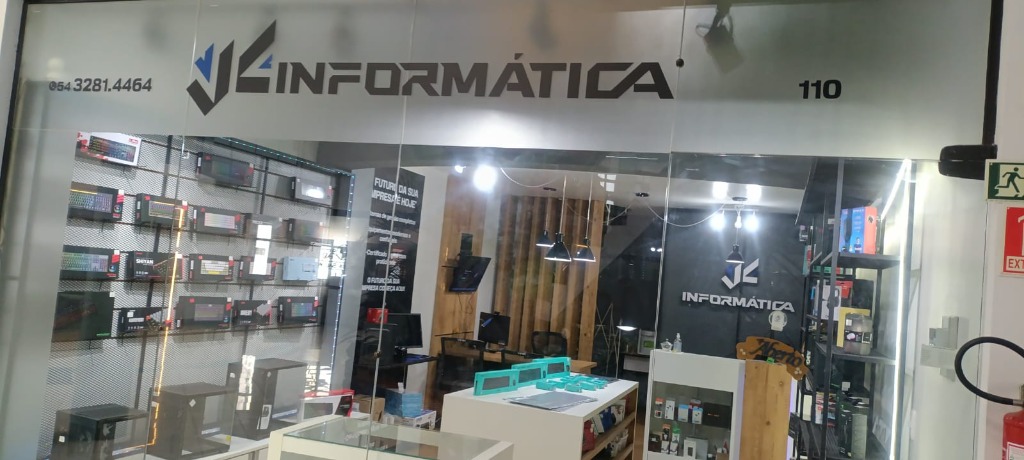 Fachada e entrada da loja física JC Informática em Nova Petrópolis